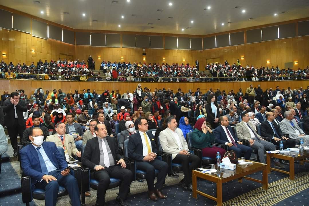 نقيب الإعلاميين وعضو مجلس الشيوخ/ طارق سعده يحضر افتتاح أسبوع الشعوب  بجامعة أسيوط
